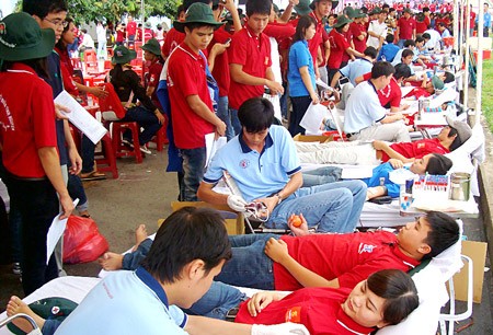 Young volunteer workers donating blood on the 10th ‘Pink holiday’ campaign in HCMC on June 12 (Photo: SGGP) Young volunteer workers donating blood on the 10th ‘Pink holiday’ campaign in HCMC on June 12 (Photo: SGGP)